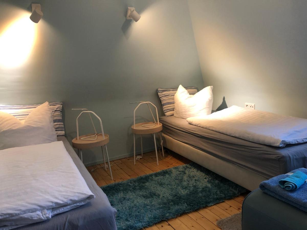 Blaues Zimmer Mit Grossem Balkon, Bad Ist Ein Traum, 50 Schritte Zum Radweg Am Main,Ideal For Short Stay Mainstockheim Esterno foto