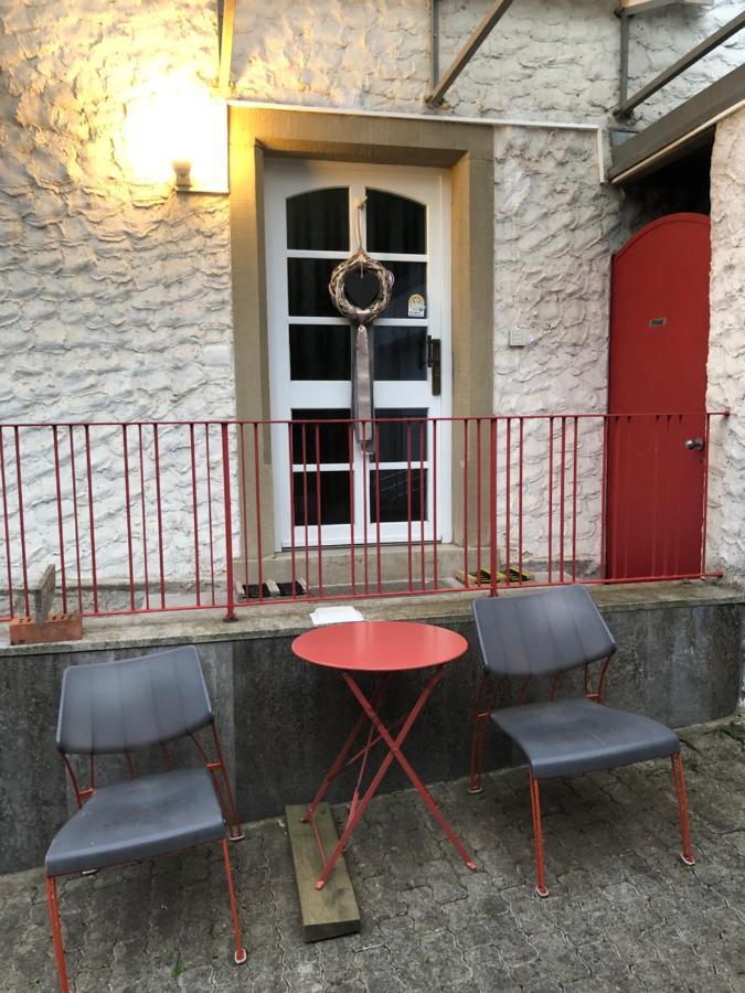 Blaues Zimmer Mit Grossem Balkon, Bad Ist Ein Traum, 50 Schritte Zum Radweg Am Main,Ideal For Short Stay Mainstockheim Esterno foto