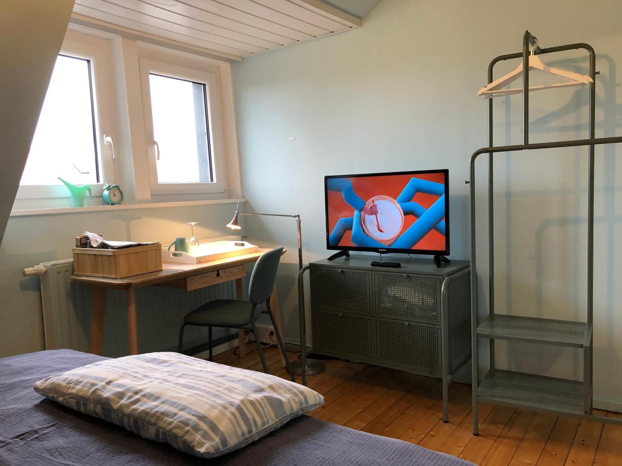 Blaues Zimmer Mit Grossem Balkon, Bad Ist Ein Traum, 50 Schritte Zum Radweg Am Main,Ideal For Short Stay Mainstockheim Esterno foto
