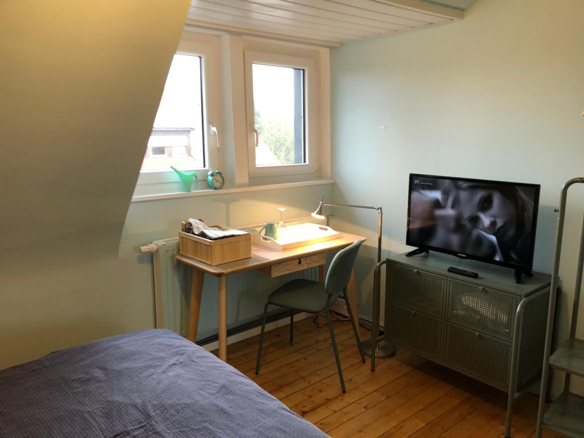 Blaues Zimmer Mit Grossem Balkon, Bad Ist Ein Traum, 50 Schritte Zum Radweg Am Main,Ideal For Short Stay Mainstockheim Esterno foto